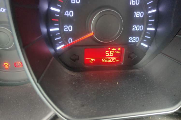 Used Kia K2 2015 Sedan 1.4L MT GLS Odometer Close Up