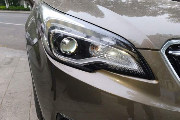 Used Buick Envision 2018 20T Two-Wheel-Drive Elite Model Right Front Headlight