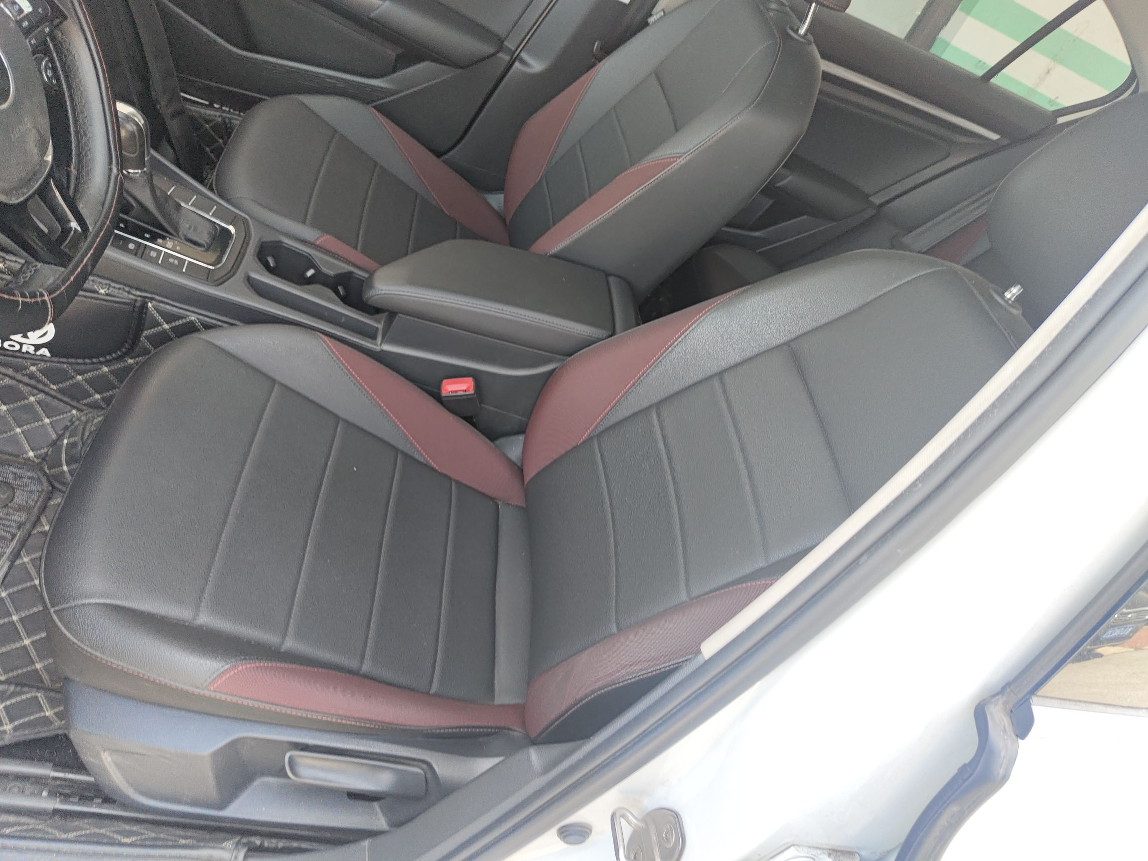 المقاعد الأمامية داخل السيارة