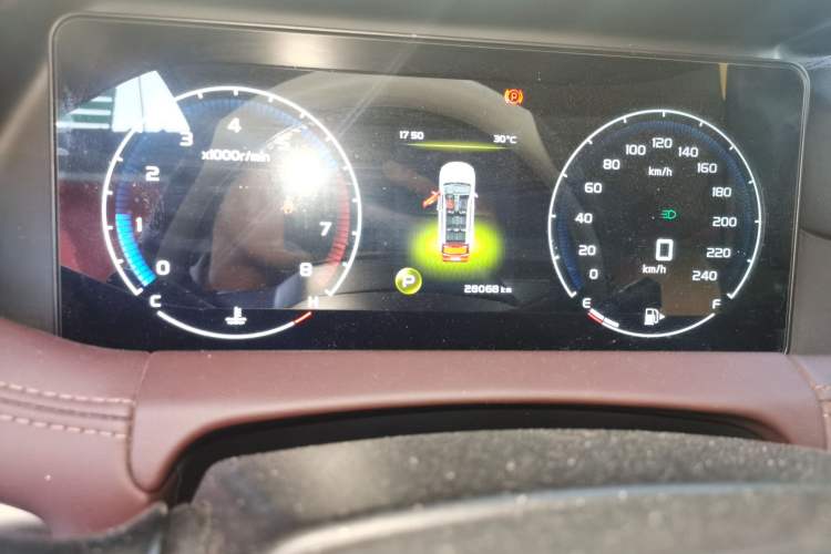 Used Geely Auto Haoyue 2022 1.8TD DCT Luxury 7-Seater Odometer Close Up