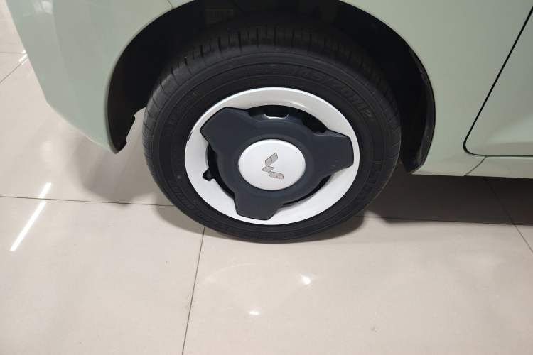 Used Wuling Hongguang MINIEV 2021 Macaron Fashion Edition Lithium-Ion Battery Left Front Wheel Hub