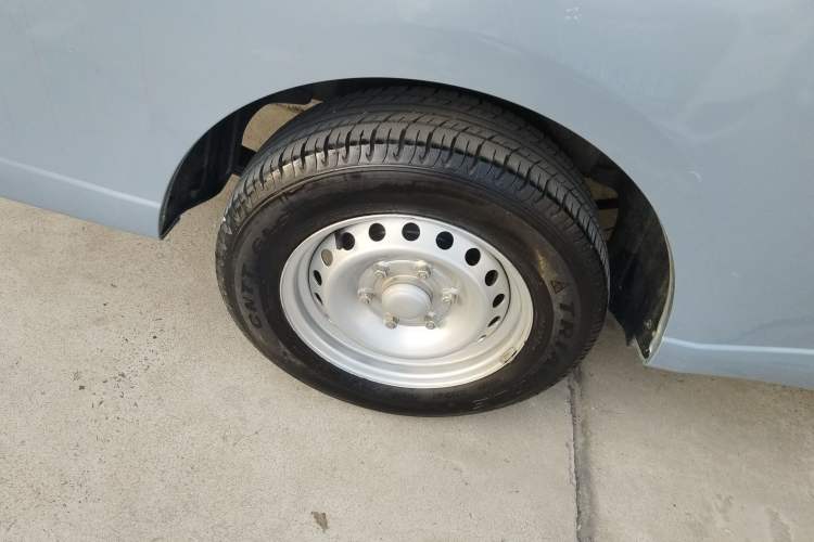 Used Wuling Yangguang 2024 300KM Comfort Version Passenger Van 75kW