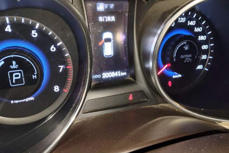 Used Hyundai Santa Fe 2013 2.4L Automatic 4x4 Smart Version Odometer Close Up