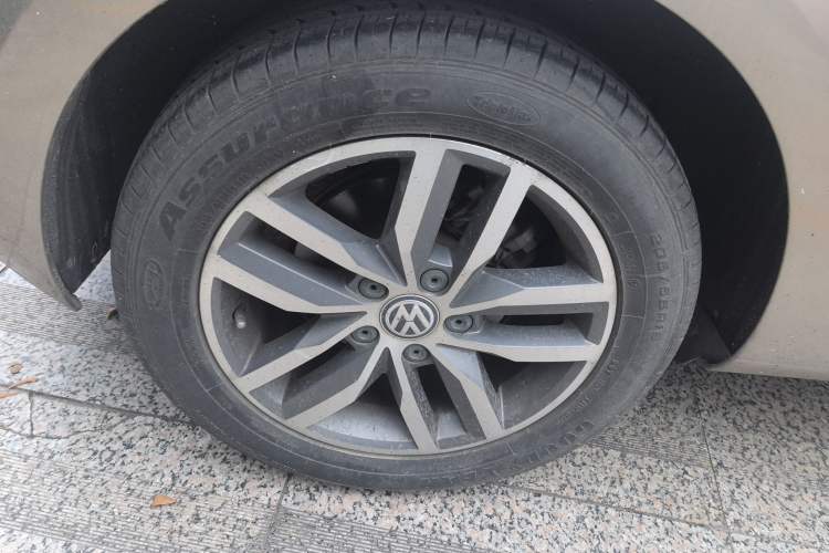 Used Volkswagen Golf 2014 1.4TSI Automatic Flagship Model Right Rear Wheel Hub