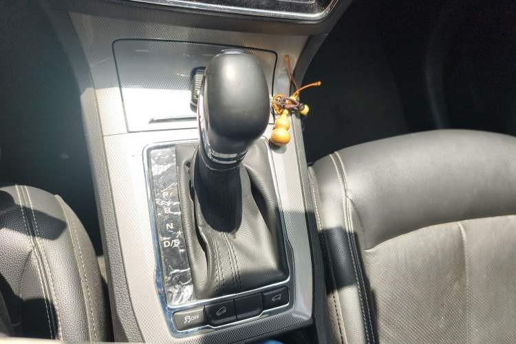 Used Roewe RX5 2016 30T Two-Wheel Drive Automatic Internet Smart Edition
