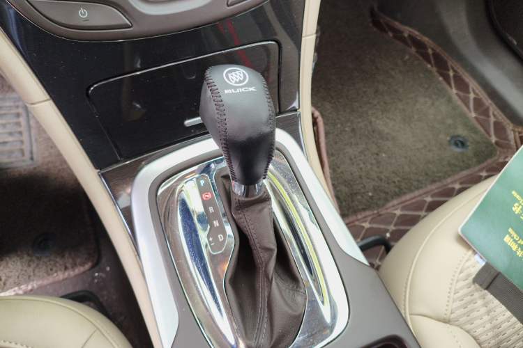 Used Buick Regal 2015 2.0L Leading Fashion Edition Gear Lever