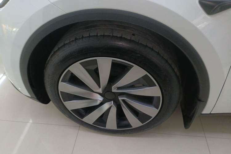 Used Tesla Model Y 2025 Long-Range All-Wheel-Drive Version
