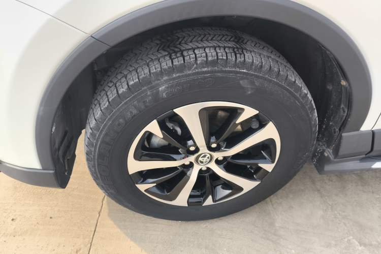 Used Toyota RAV4 2016 2.0L CVT Two-Wheel Drive Fashion Edition China V Standard
