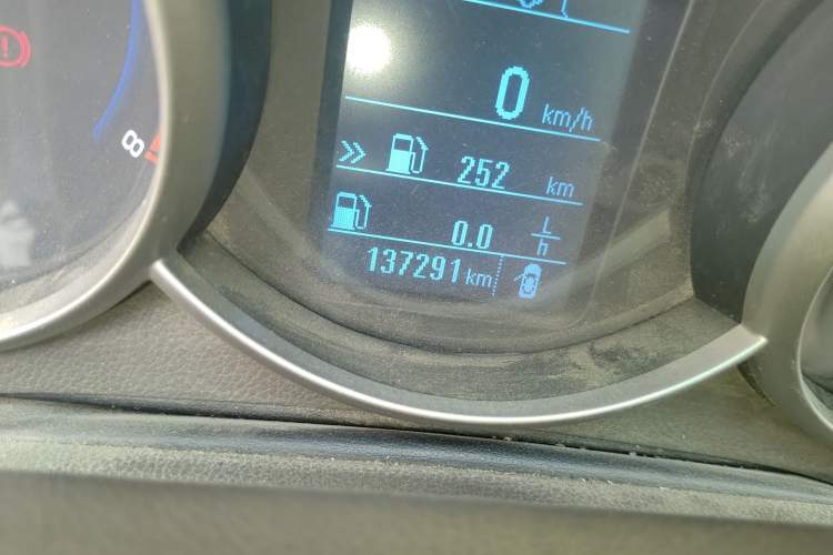 Used Chevrolet Cruze 2015 1.5L Classic SL MT Odometer Close Up