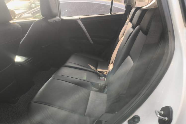 Used Toyota RAV4 2016 2.0L CVT Two-Wheel Drive Fashion Edition China V Standard
