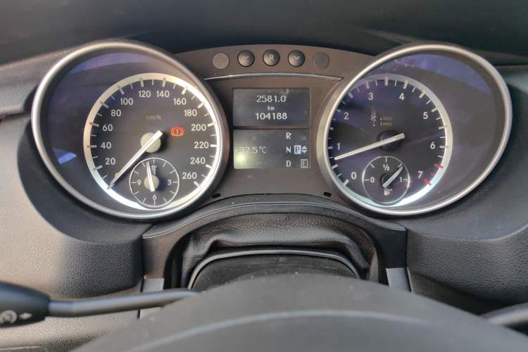 Used Mercedes-Benz R-Class 2014 R 320 4MATIC Business Model Odometer Close Up