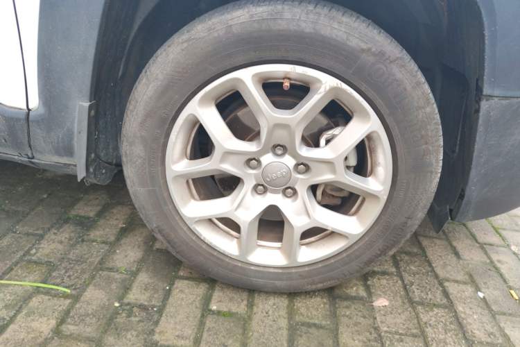 Used Jeep Renegade 2018 Connected Large Screen Version 180T Automatic High-Energy Edition Right Front Wheel Hub