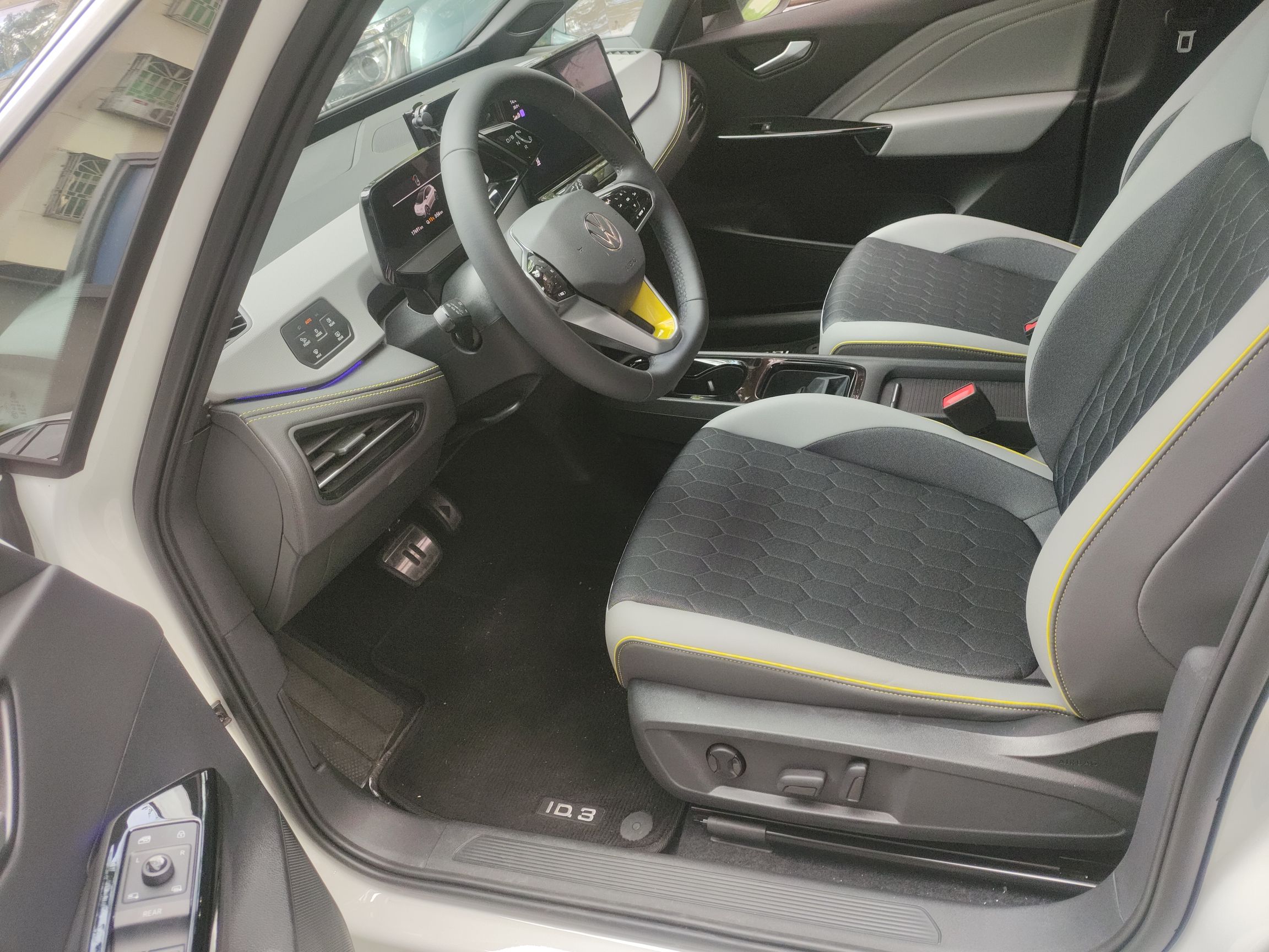 المقاعد الأمامية داخل السيارة