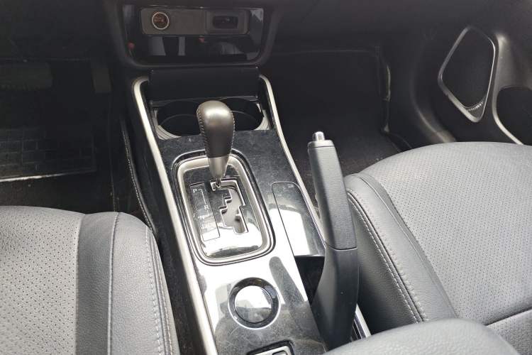 Used Mitsubishi Outlander 2018 2.0L Two-Wheel Drive Glory Edition 5 Seats Gear Lever