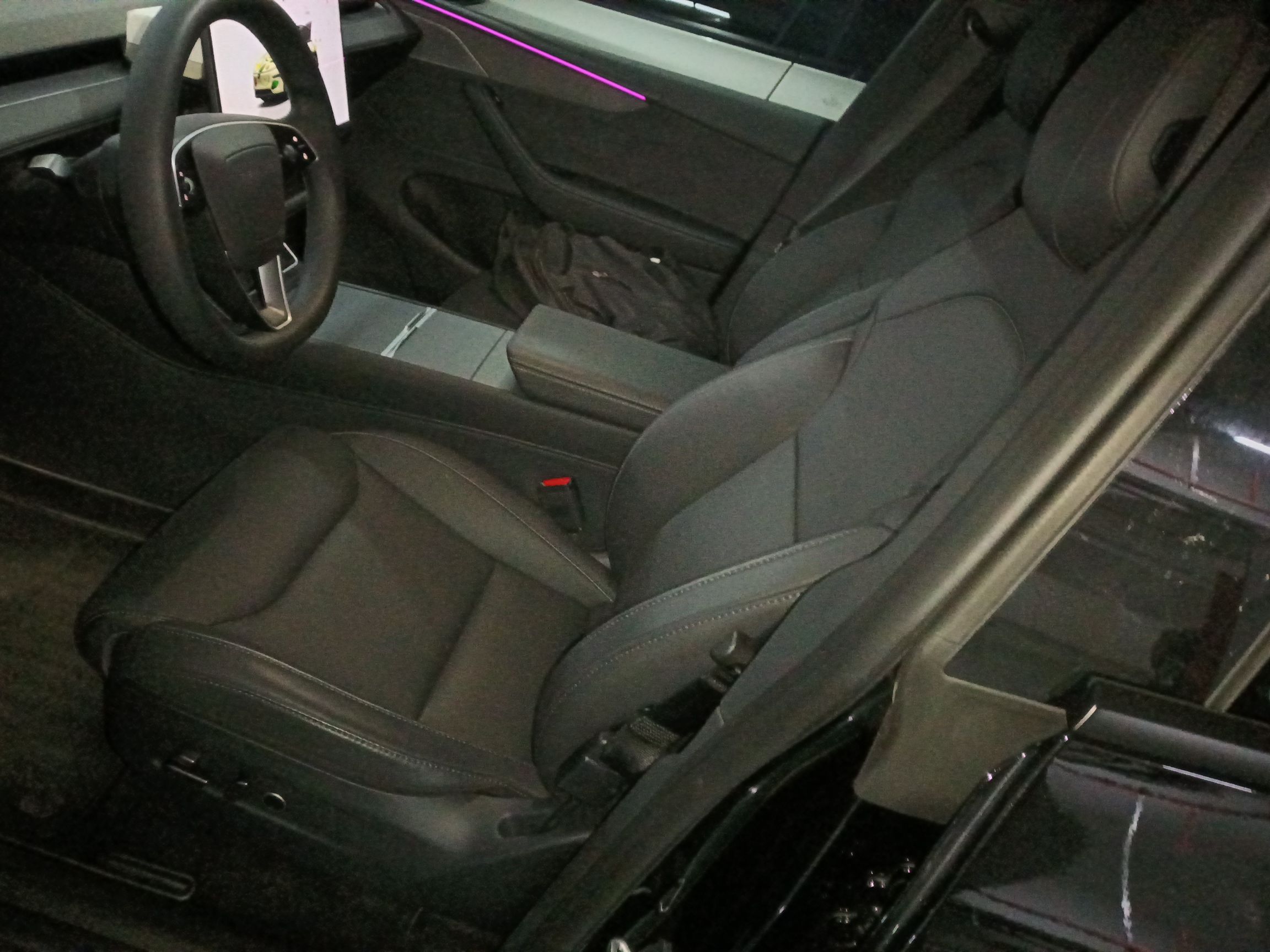 المقاعد الأمامية داخل السيارة