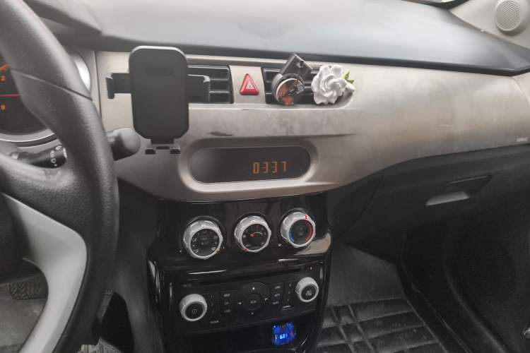 Used Brilliance H220 2014 1.5L AMT Sunroof Version
