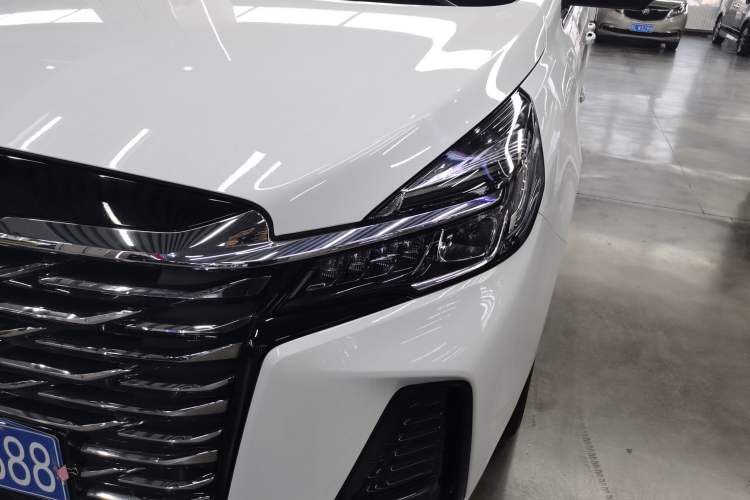 Used Buick GL8 2023 Facelifted Land Cruiser Executive Luxury Version
