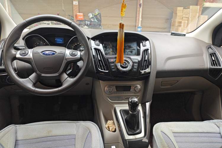 Used Ford Focus 2012 Sedan 1.6L Manual Fashion Edition Center Console