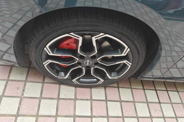 Used Nissan N7 2025 510 Max Left Front Wheel Hub