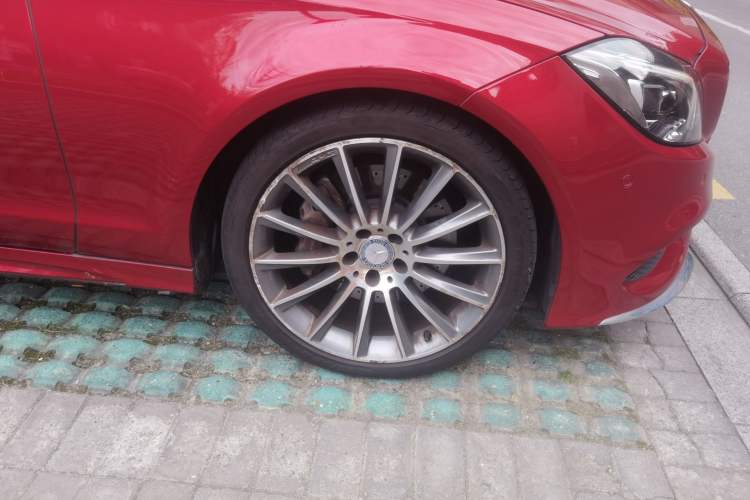 Used Mercedes-Benz CLS 2017 CLS 320 Elegant Edition Right Front Wheel Hub