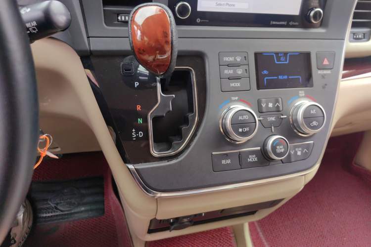 Used Toyota SIENNA 2018 3.5 Four-Wheel Drive LE Version 7 Seats – Canadian Edition Gear Lever