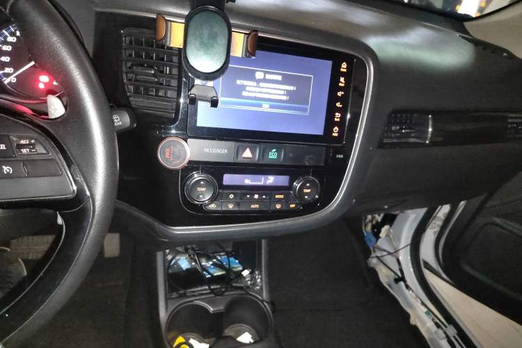 Used Mitsubishi Outlander 2016 2.4L 4x4 Luxury Edition 7-Seater