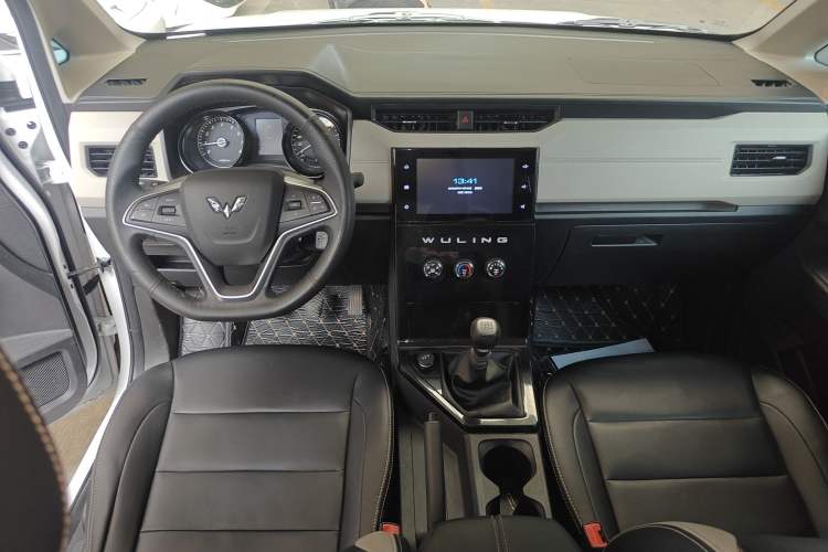 Used Wuling Hongguang PLUS 2019 1.5T Manual Luxury 7-Seater Center Console