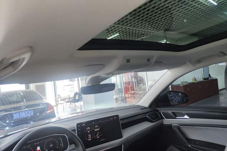 Used Volkswagen Tayron 2023 280TSI Two-Wheel-Drive Luxury Plus Advanced Version Headliner