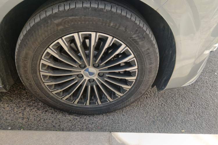 Used Denza D9 2022 DM-i 970 Four-Wheel Drive Prestige Model Right Front Wheel Hub