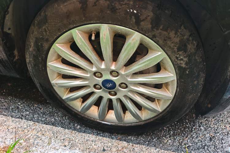 Used Ford Mondeo 2011 2.0L GTDi240 Ultimate Edition Right Front Wheel Hub