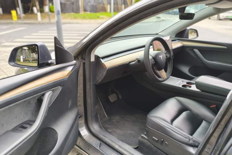 Used Tesla Model Y 2021 Long-Range All-Wheel-Drive Version