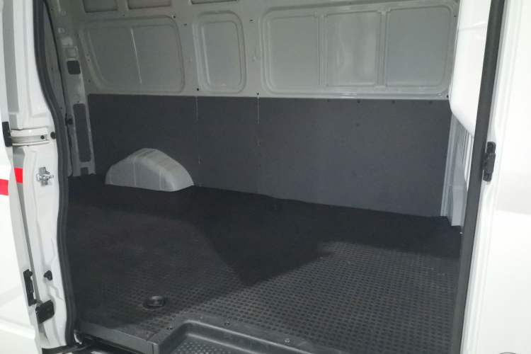 Used SAIC MAXUS Xintu V80 2025 Value Edition City Distribution King 2.0T Manual Long Wheelbase Mid-Roof 127 Ps 3 Seats