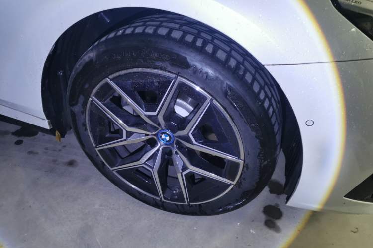 Used BMW i5 2025 eDrive 40L M Sport Package Right Front Wheel Hub