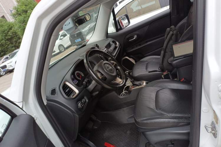 Used Jeep Renegade 2016 1.4T Automatic Smart Edition Left Front Seat