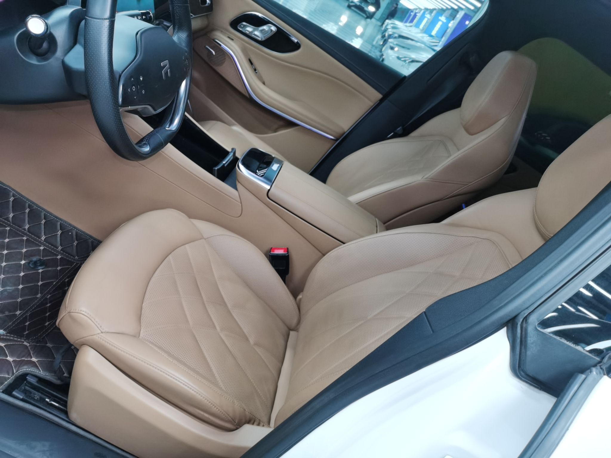 Переднее сиденье в автомобиле