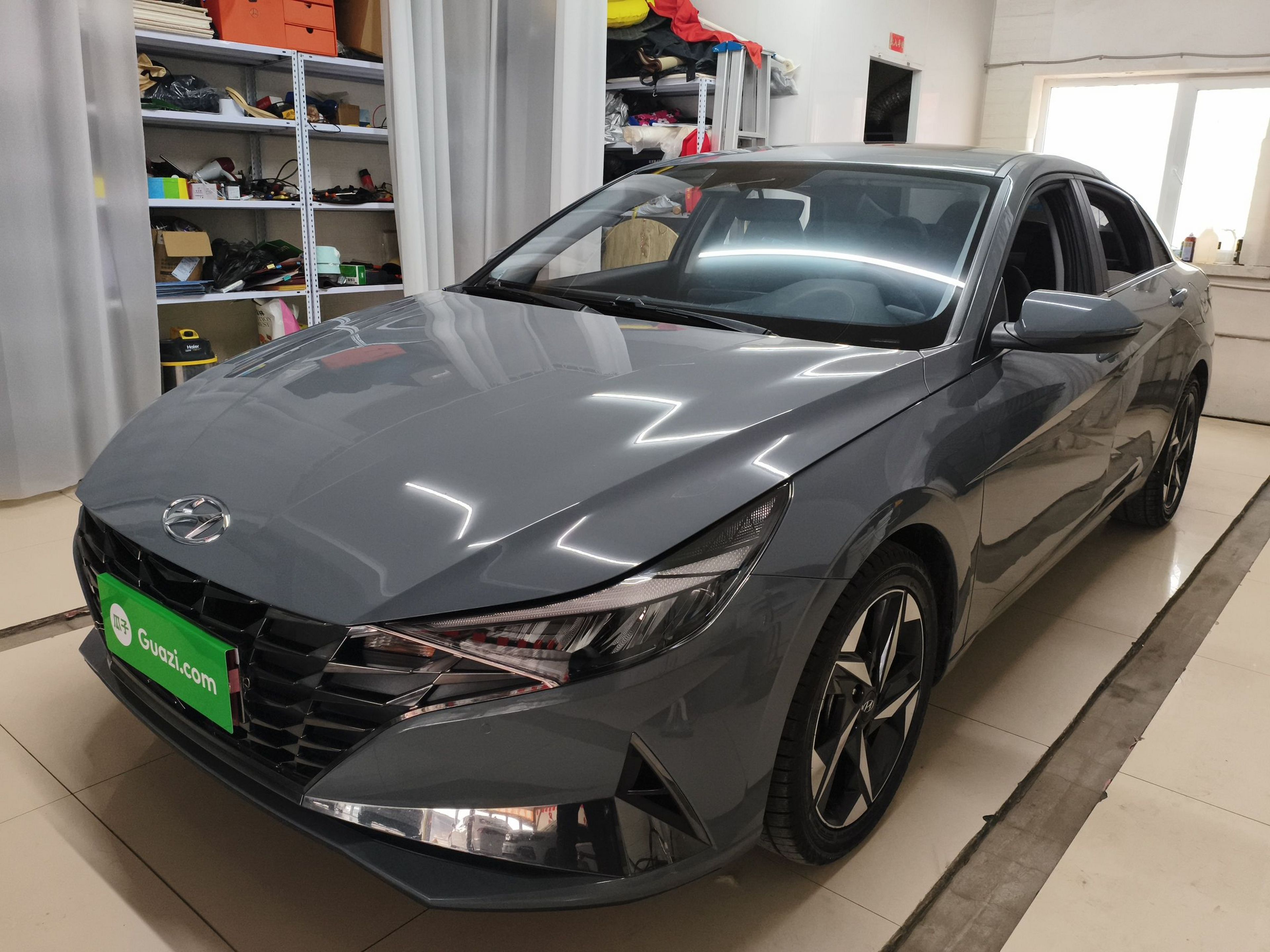 Под передней частью автомобиля