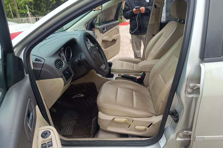 Used Ford Focus 2013 Sedan Classic 1.8L Manual Fashion Edition Left Front Seat