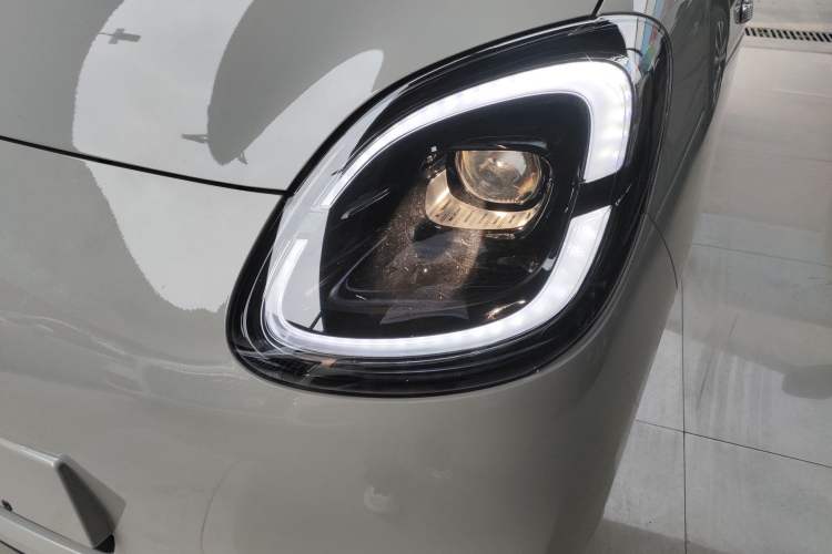 Used Wuling Hongguang MINIEV 2025 Four-Door Version Advanced Edition Left Front Headlight