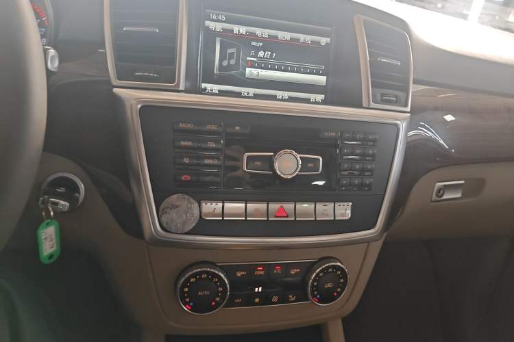 Used Mercedes-Benz M-Class 2015 ML 400 4MATIC Dynamic Model Audio And AC Panel