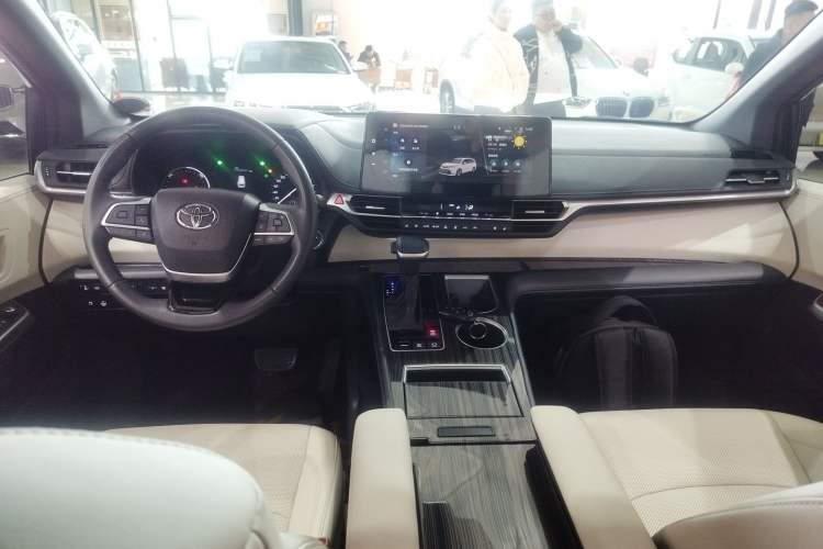 Used Toyota SIENNA 2024 2.5L Hybrid Four-Wheel Drive Prestige Edition