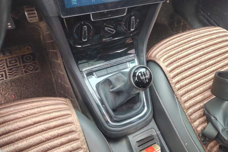 Used Volkswagen C-TREK 2018 1.5L Manual Comfort Model Gear Lever