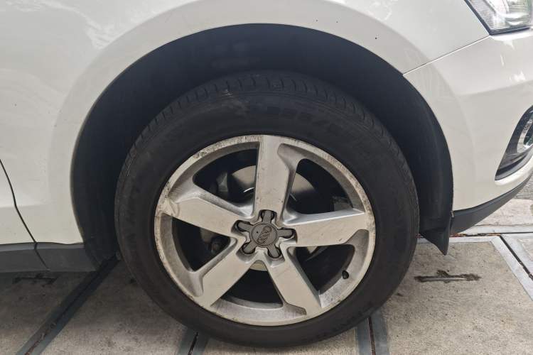 Used Audi Q5 2013 40 TFSI Comfort Edition Right Front Wheel Hub