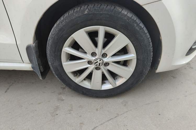 Used Volkswagen Polo 2016 1.6L Automatic Comfort Model Right Front Wheel Hub