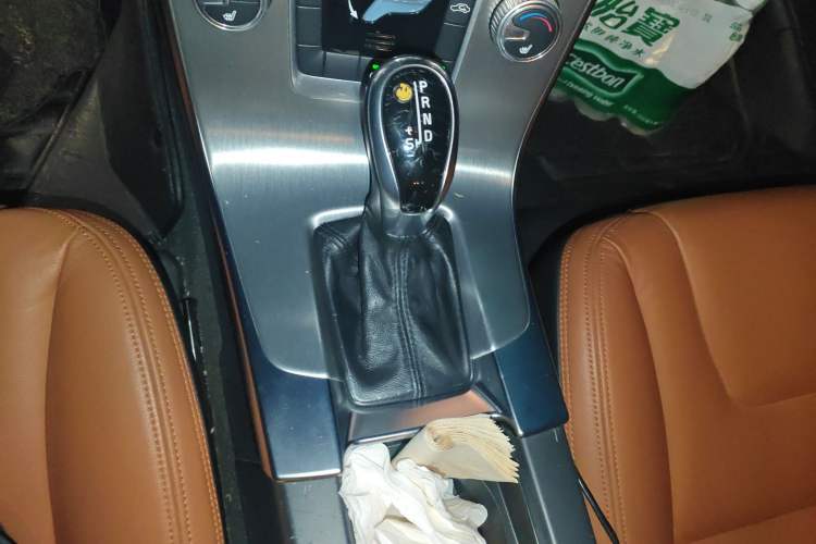 Used Volvo S60 2015 S60L 2.0T Zhiyuan Edition Gear Lever