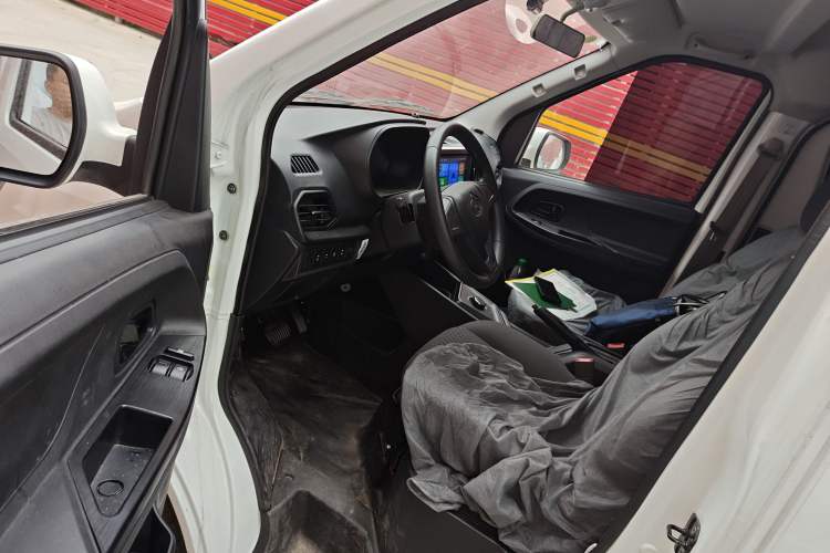 Used Chana Ruixing EM80 2025 Passenger Version Comfort Model 6 Seats 300 km Liftback Door