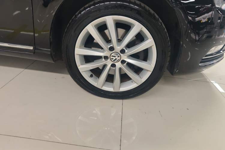 Used Volkswagen Magotan 2012 Travel Edition 2.0 TSI Comfort Version Right Front Wheel Hub