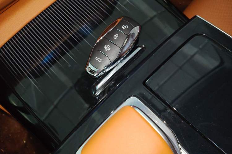 Used Hongqi H9 2025 Model Facelifted 2.0T Two-Wheel Drive Flag-Style Luxury Business Edition, 5 Seats