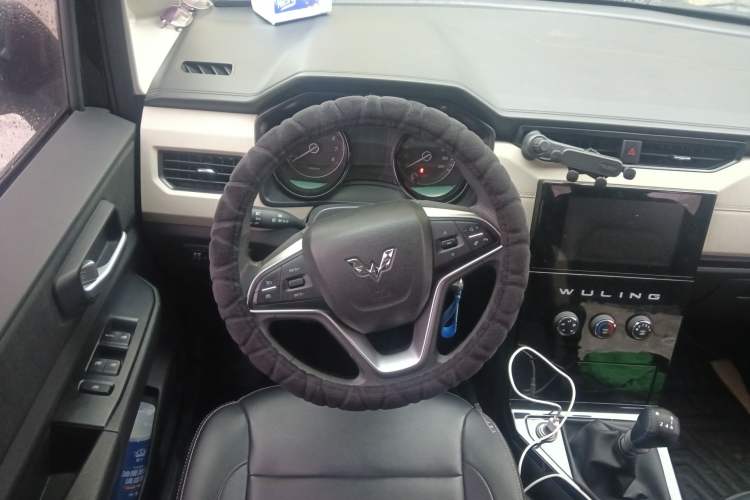 Used Wuling Hongguang PLUS 2020 1.5L Manual Comfort 7-Seater Steering Wheel
