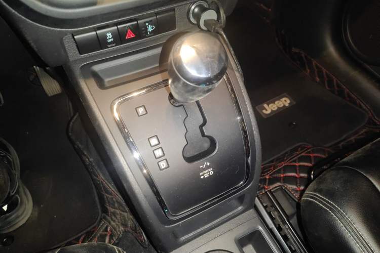 Used Jeep Compass 2012 2.4L four-wheel-drive sport version
