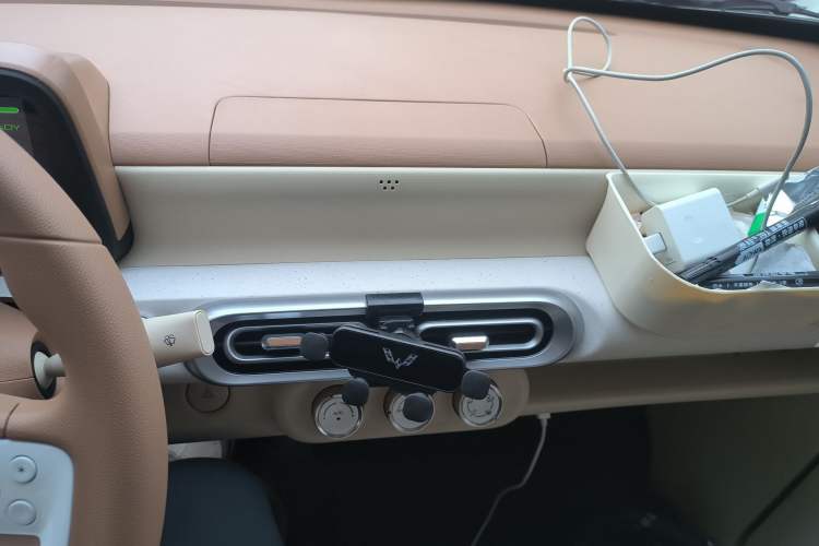 Used Wuling Hongguang MINIEV 2024 3rd Generation 215km Youth Edition Audio And AC Panel